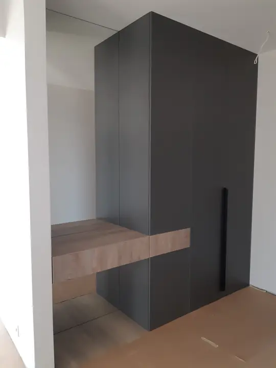 Antracito spinta su kabančiu staliuku