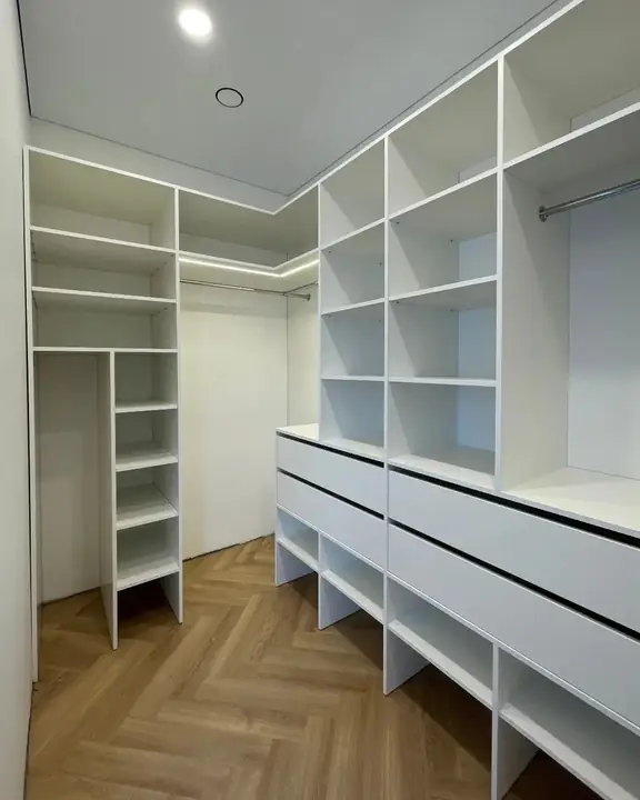 Atvira drabužinė su lentynomis ir stalčiais – nuotrauka 2