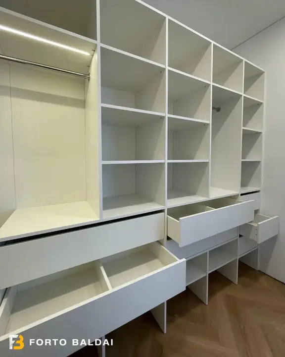 Atvira drabužinė su lentynomis ir stalčiais – nuotrauka 3