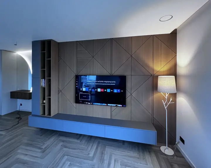 Geometrinė TV siena su mėlyna spintele – nuotrauka 2
