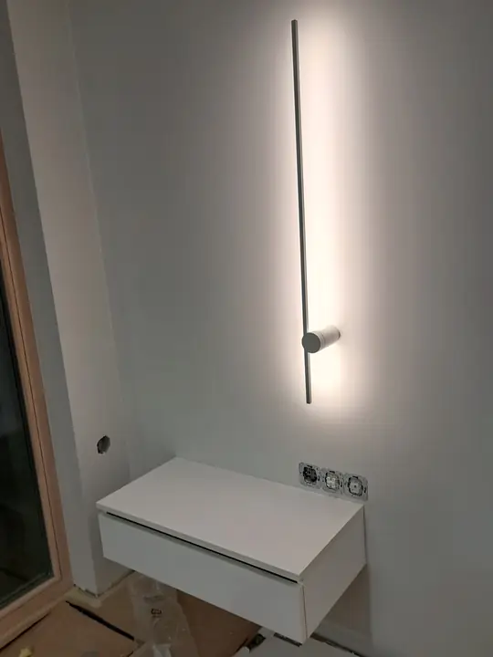 Kabanti spintelė su vertikaliu LED šviestuvu