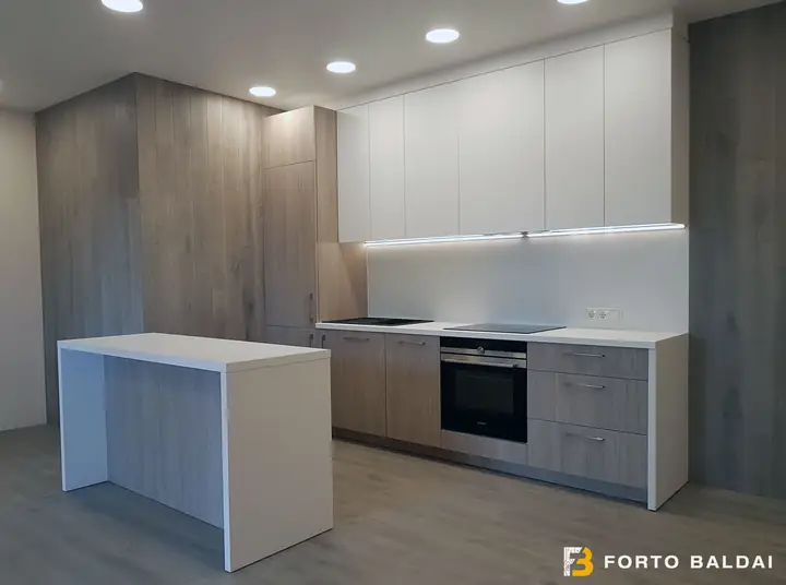 Pilko medžio dekoro virtuvė su balta sala
