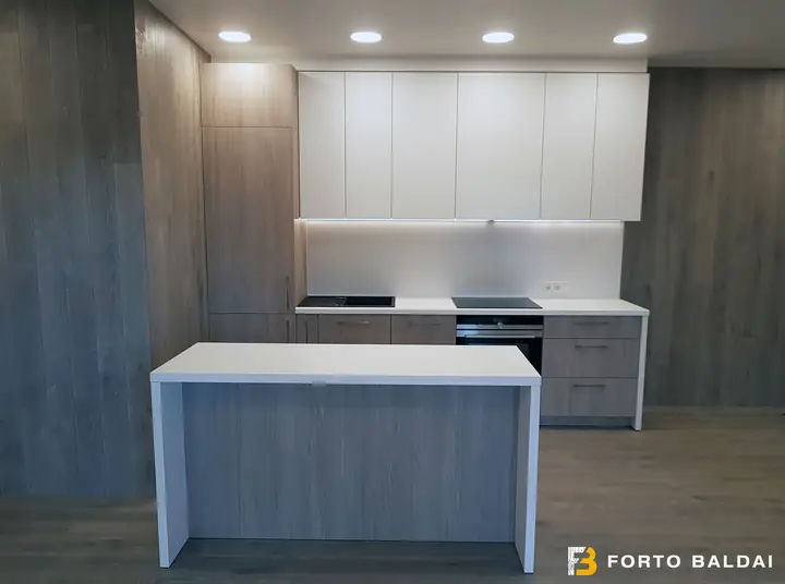 Pilko medžio dekoro virtuvė su balta sala – nuotrauka 2