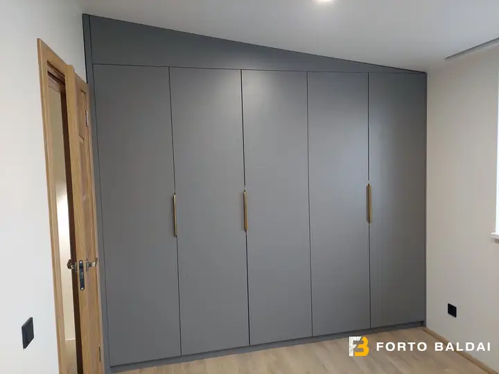 Pilka miegamojo spinta su odinėmis rankenėlėmis