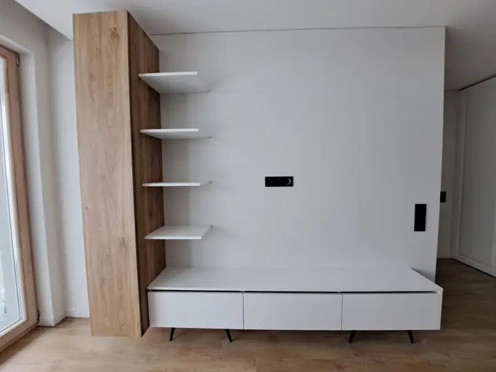 Svetainės siena su TV spintele ir lentynomis