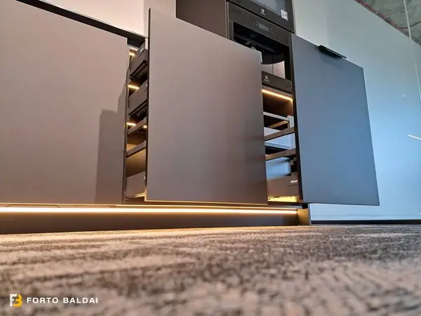 Tamsi matinė virtuvė su LED apšvietimu ir ištraukiamais mechanizmais – nuotrauka 2