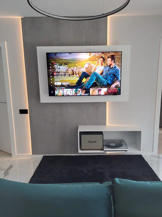 TV siena su apšvietimu