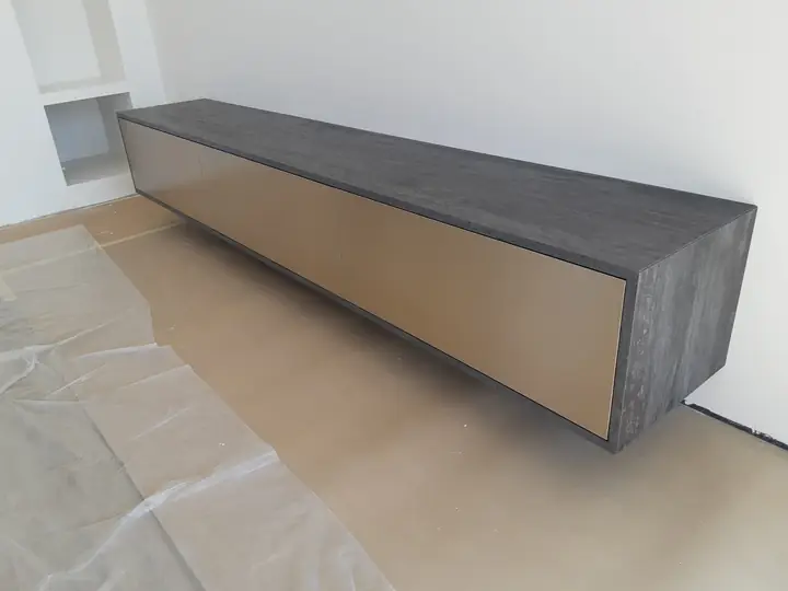 TV spintelė su betono dekoru