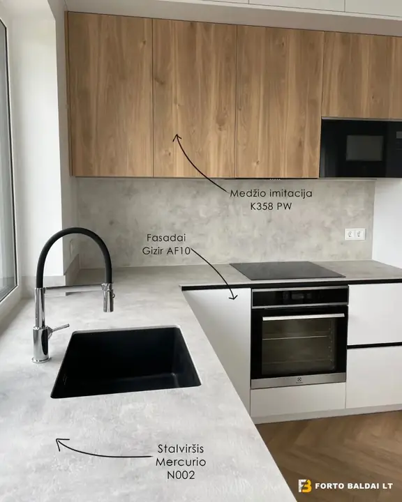 Balta virtuvė su ąžuolu – kaip suplanuota kiekviena zona