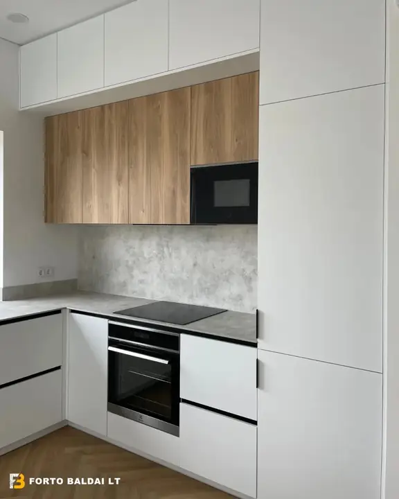 Balta virtuvė su ąžuolu – kaip suplanuota kiekviena zona – nuotrauka 3