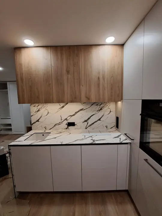 Virtuvė su marmuro imitacijos sala ir ąžuolo viršumi