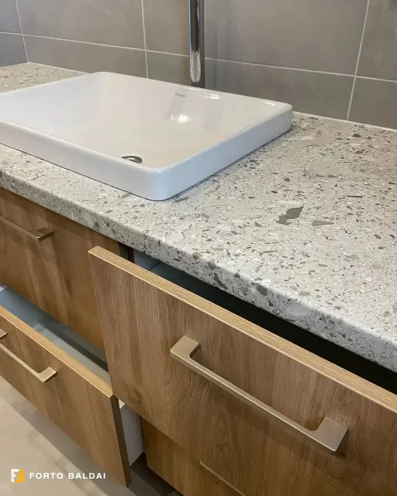 Vonia su terrazzo stalviršiu ir apšviestu veidrodžiu – nuotrauka 3
