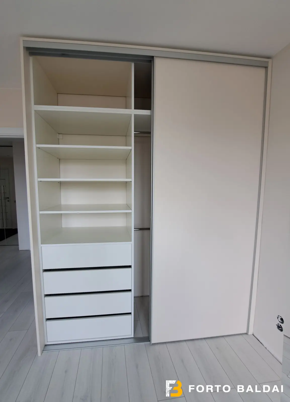 Slankiojančios ar varstomos spintos durys?